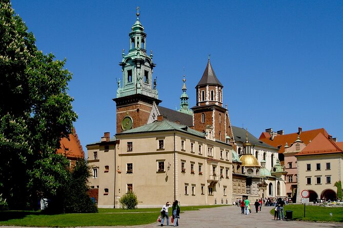 Krakow: Old Town, Jewish Kazimierz and Ghetto Sightseeing by Electric Golf Cart - St. Mary’s Basilica and the bugle call