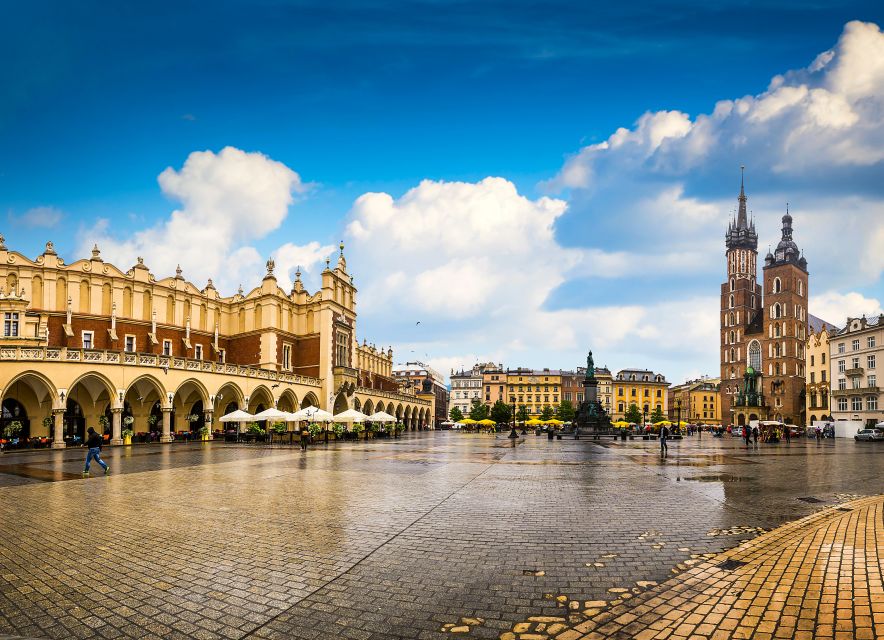 Krakow: Old Town Rynek Underground Entry and Guided Tour - Start beside St. Mary’s Church and the Cloth Hall