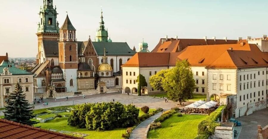 Krakow : Old Town Walking Tour With A guide - Krakow’s Main Square, Cloth Hall, and St. Mary’s Basilica