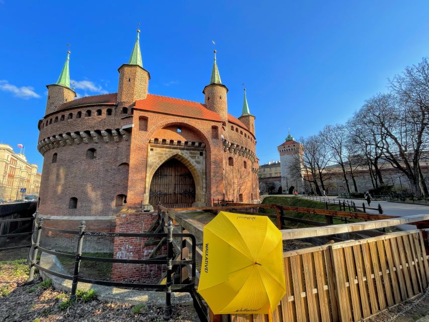 Kraków: Old Town & Wawel Castle Walking Tour in English - Key points at a glance