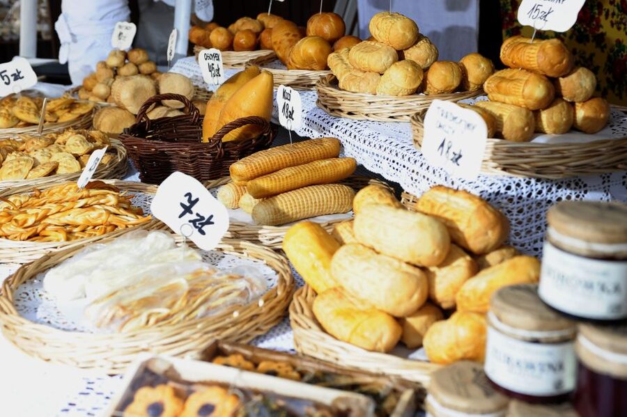 Krakow: Pierogi Home Cooking Class - From Pod Globusem to a Krakow farmers market