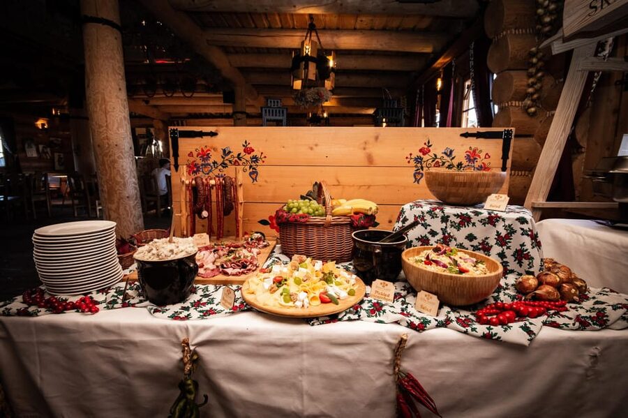 Krakow: Polish Folk Night with Dinner and Unlimited Drinks - A Polish evening built around food and music