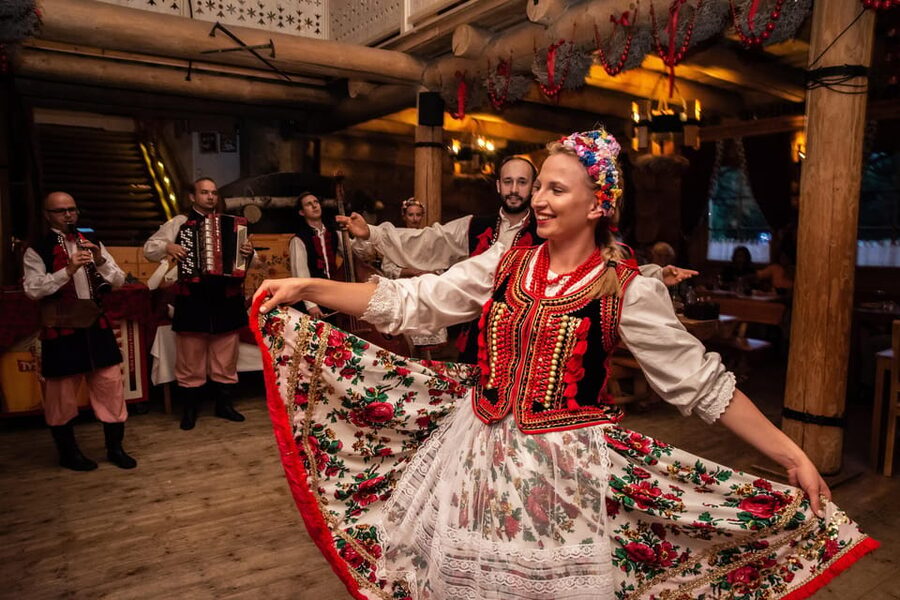 Krakow: Polish Folk Night with Dinner and Unlimited Drinks - Finding the double-decker bus in central Krakow