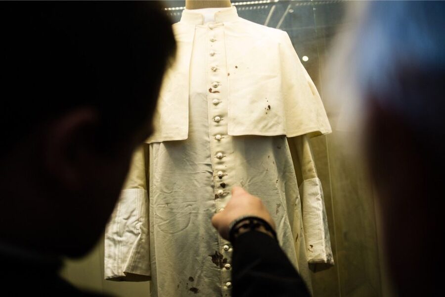 Krakow: Pope John Paul II Guided Tour with Home & Sanctuary - How the day feels in practice