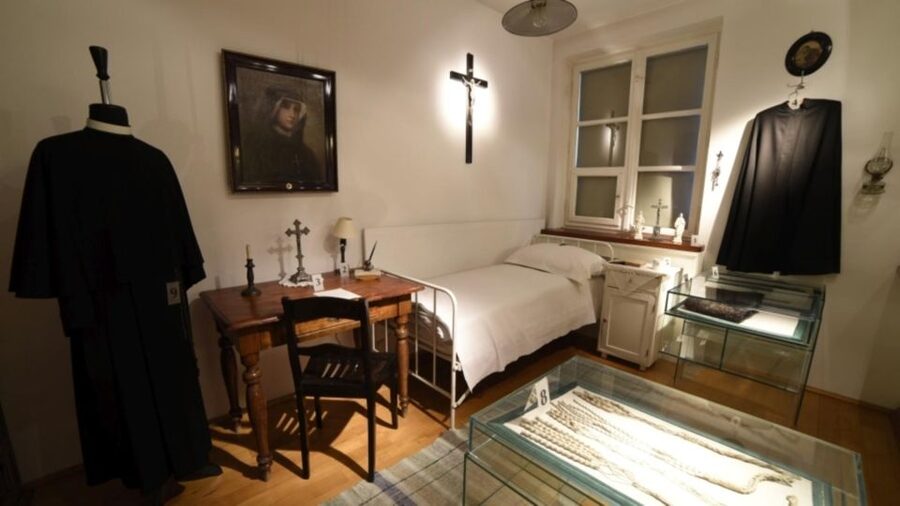 Krakow: Pope John Paul II Guided Tour with Home & Sanctuary - Who will get the most from this tour