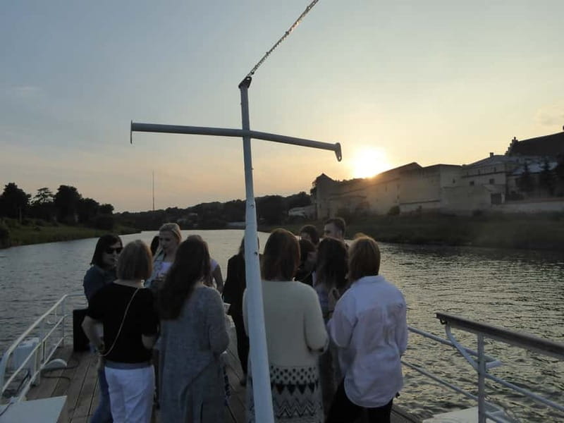 Krakow: Private Evening Boat Tour - Wawel Castle and the best photo pause