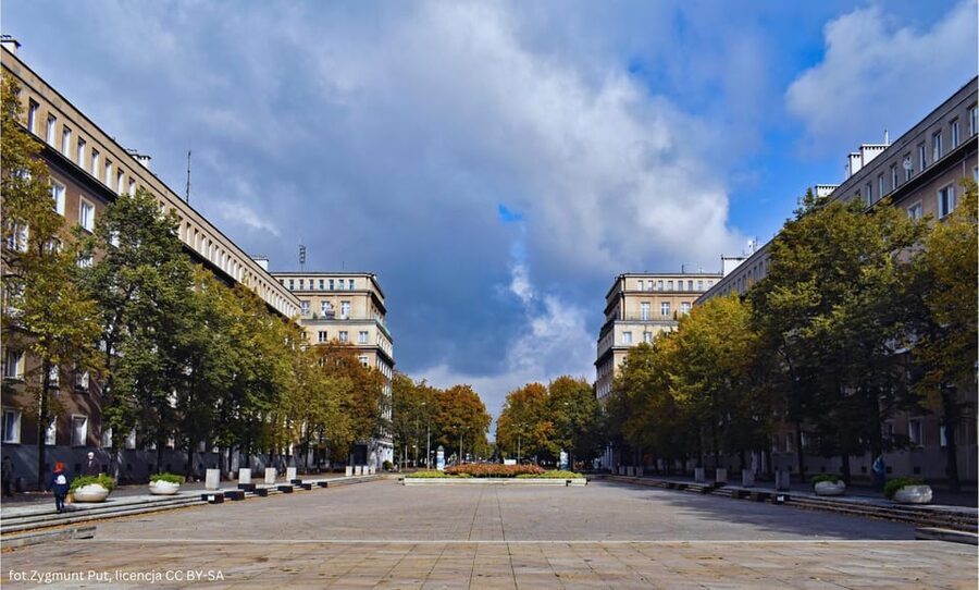 Krakow: Private Nowa Huta Adventure Tour in Communist Cars - What the 2.5-hour option adds