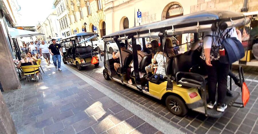Krakow: Private Panoramic Tour by Golf Cart with Audio Guide - Starting among Krakow’s Old Town landmarks