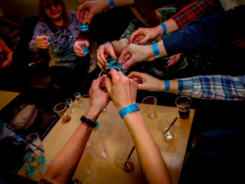 Krakow: Pub, Bar & Club Crawl - A photographer and a mixed international crowd