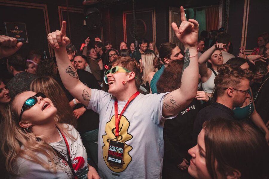 Krakow: Pub Crawl with 1 Hour of Unlimited Alcoholic Drinks - What the games are really like