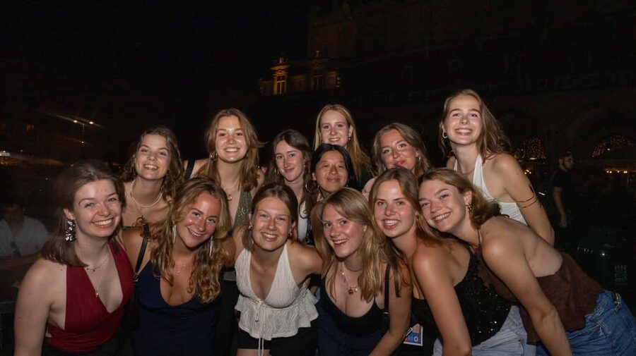 Krakow: Pub Crawl with Shots, Drinks & Skip-the-Line Entry - The first bar and the power hour