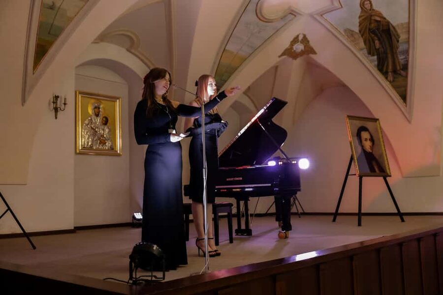 Kraków: Romantic Candlelight Chopin Piano Concert - Entering the 17th-century Bernardine church