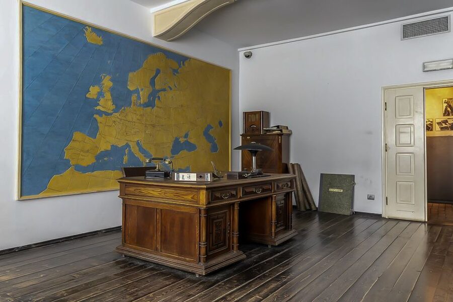 Krakow: Schindler's Factory & Ghetto Guided Tour - Who should book this experience?