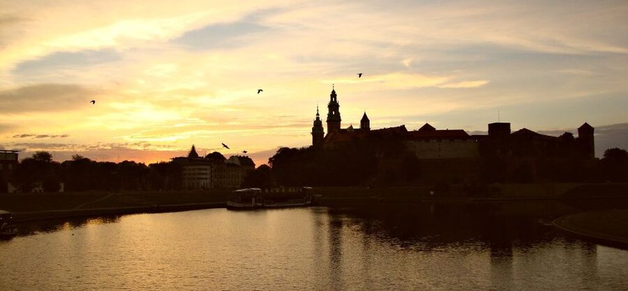Krakow: Skip-the-Line Wawel Castle and Hill Guided Tour - How the small group changes the experience