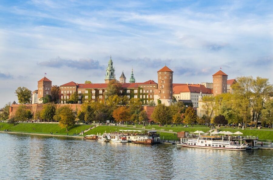 Krakow: Skip the Line Wawel Castle & Cathedral Private Tour - The courtyard and fortifications before the indoor visit