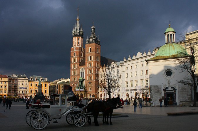Krakow: Skip-the-Line Wawel Castle & Old Town Guided Tour - Inside the State Rooms, Krakows royal past becomes tangible