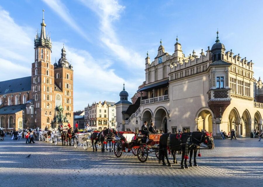 Krakow: St. Mary's Basilica visiting with short guided walk - Reaching the Main Square and its uneven towers
