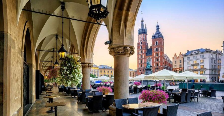 Krakow: St. Mary's Church and Rynek Underground Museum Tour - Four meters below the square at Rynek Underground