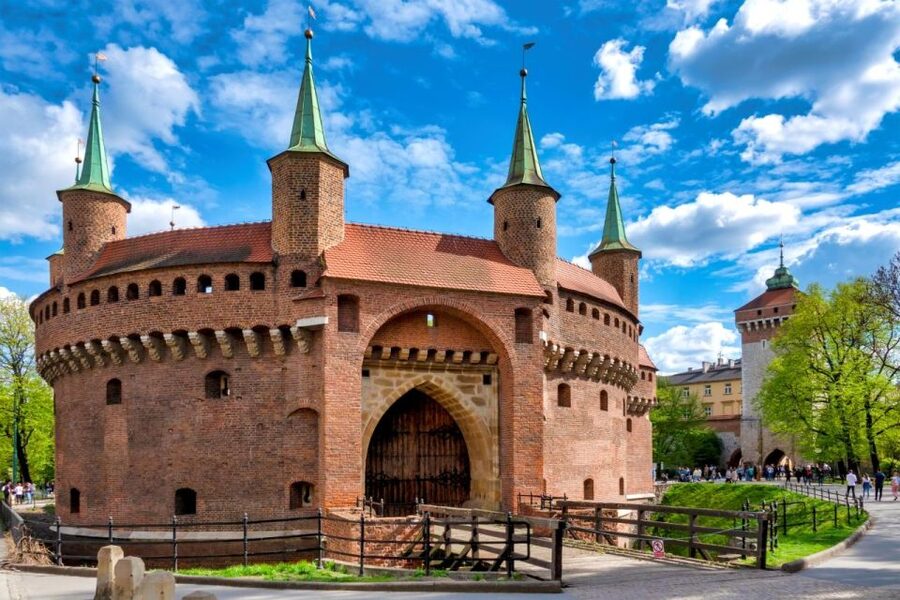 Krakow: St. Mary's Church and Rynek Underground Museum Tour - Should you book the St. Mary’s and Rynek Underground tour?
