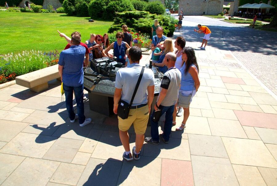 Krakow: Wawel Castle Guided Tour with Entry Tickets - Walking onto Wawel Hill