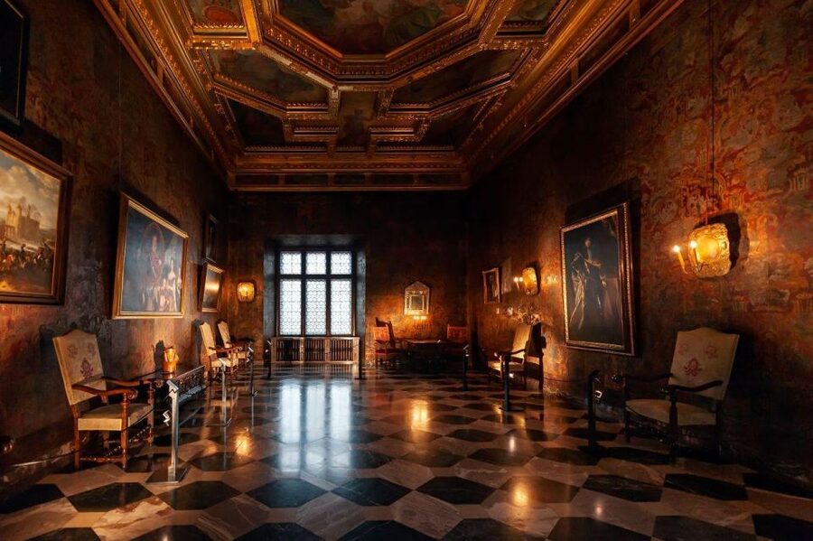Krakow: Wawel Castle, St. Mary’s & Rynek Underground Tour - Inside Wawel Castle’s Renaissance rooms