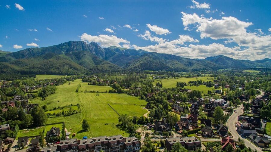 Krakow: Zakopane and Chochołowskie Bath Full Day Trip - The road south from Krakow