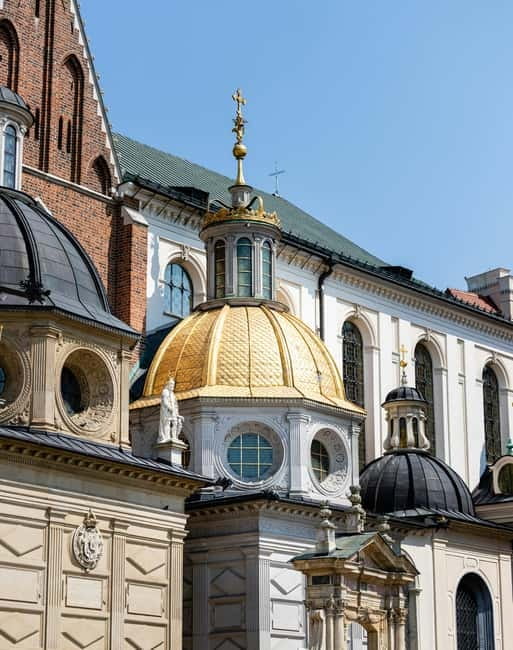 Mysterious Wawel Cathedral and Wawel Courtyard Guided Tour - A short stop at the John Paul II monument