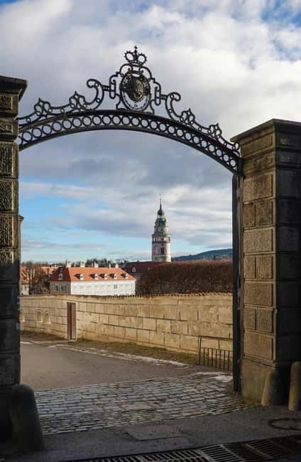 Mysterious Wawel Cathedral and Wawel Courtyard Guided Tour - Languages, groups, and tour style