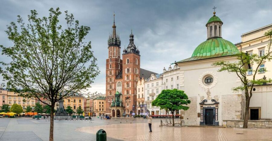 Old Town short guided walk with entry to St. Mary's Basilica - Main Market Square and Kraków’s public stage