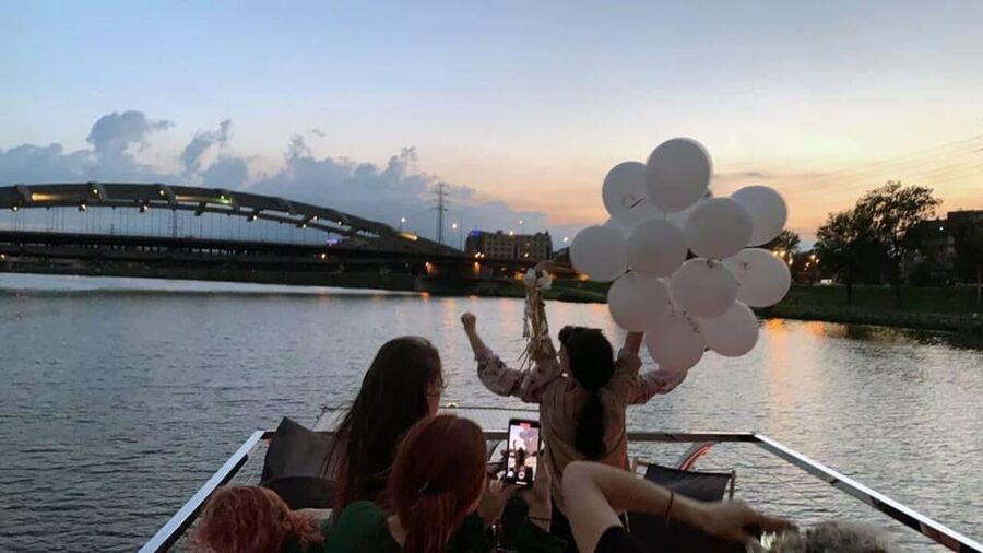 Picturesque Cruise on the Vistula in the Heart of Krakow - Commentary, language, and the guide
