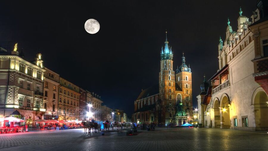 Private Krakow Tour: St. Mary’s, Cloth Hall & More - The Main Market Square and Cloth Hall