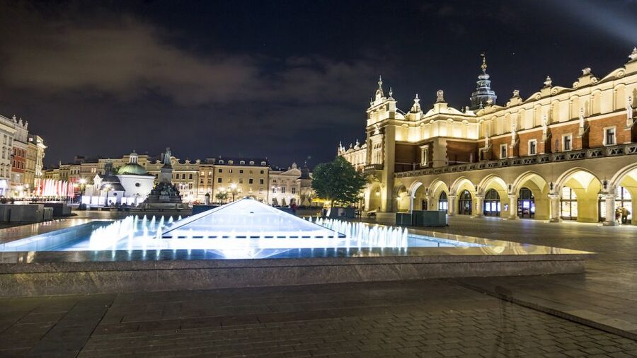 Private Krakow Tour: St. Mary’s, Cloth Hall & More - Inside St. Mary’s Basilica