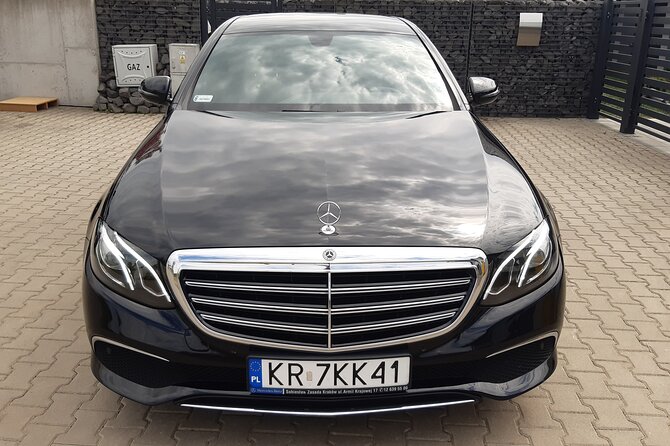 Private transfer: Krakow Airport - Krakow City - Why the airport greeting matters
