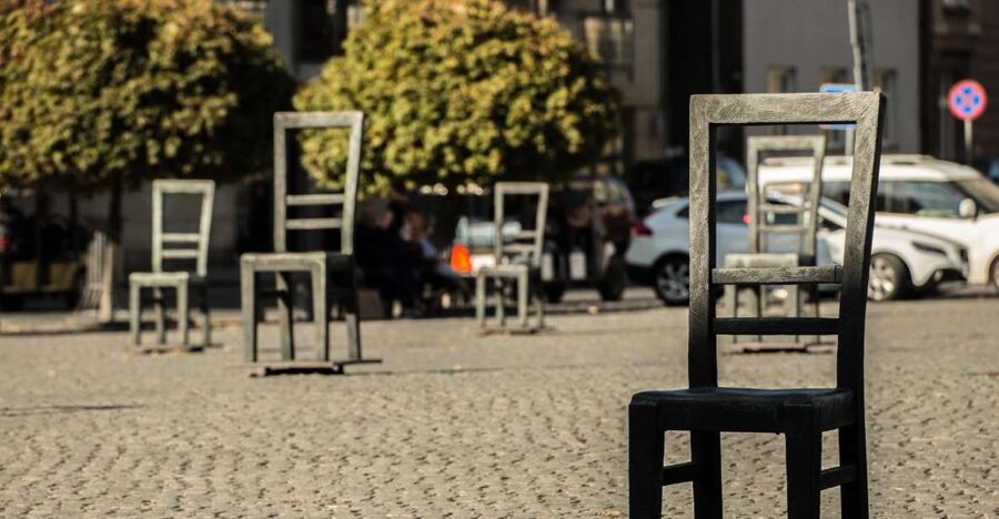 Schindler's Factory and Jewish Ghetto Guided Tour - Moving through an exhibition built for atmosphere