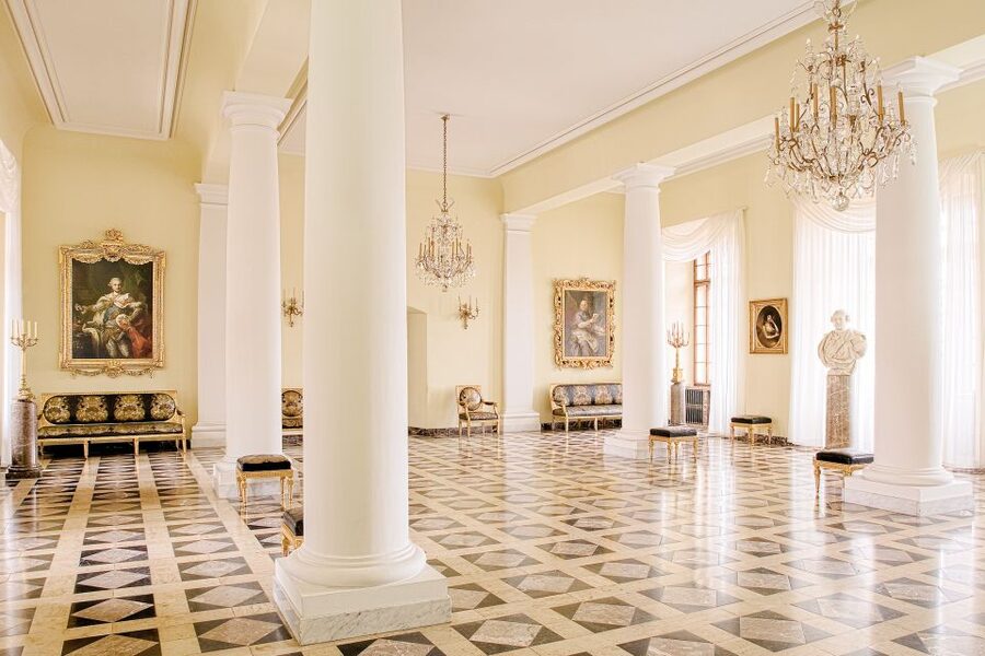 Skip-the-Line Wawel Castle Chambers Private Tour - The four-hour route and Crown Treasury