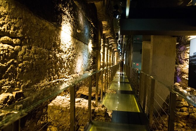Small-group Rynek Underground Museum Guided Tour in Krakow - How the Cloth Hall and St Mary’s Church fit in