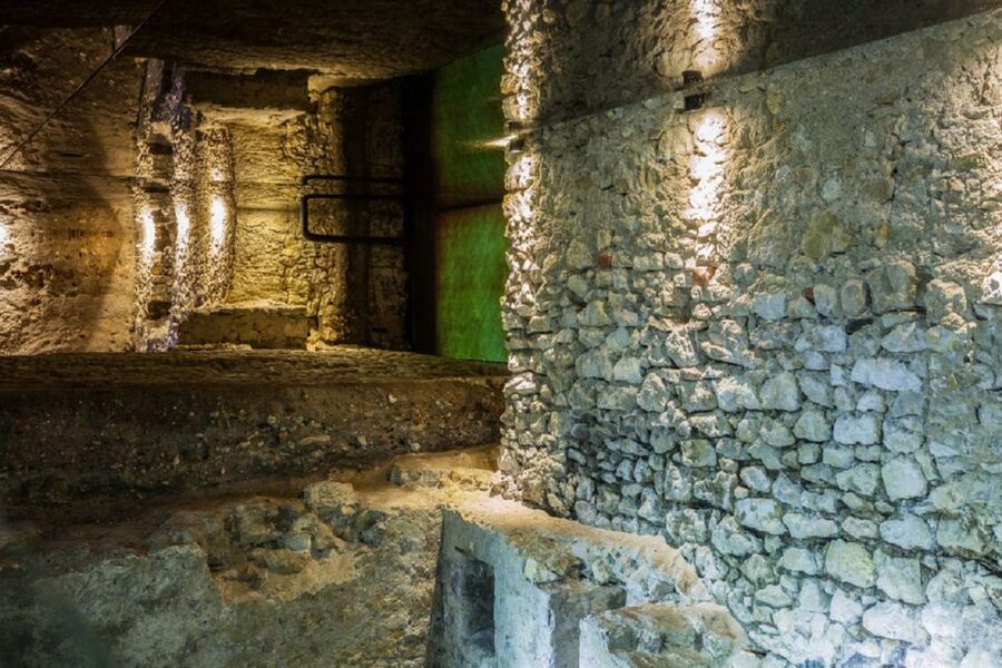 Wawel Castle, Cathedral, & Rynek Underground Tour with Lunch - Wawel Castle: royal rooms and art from across Europe